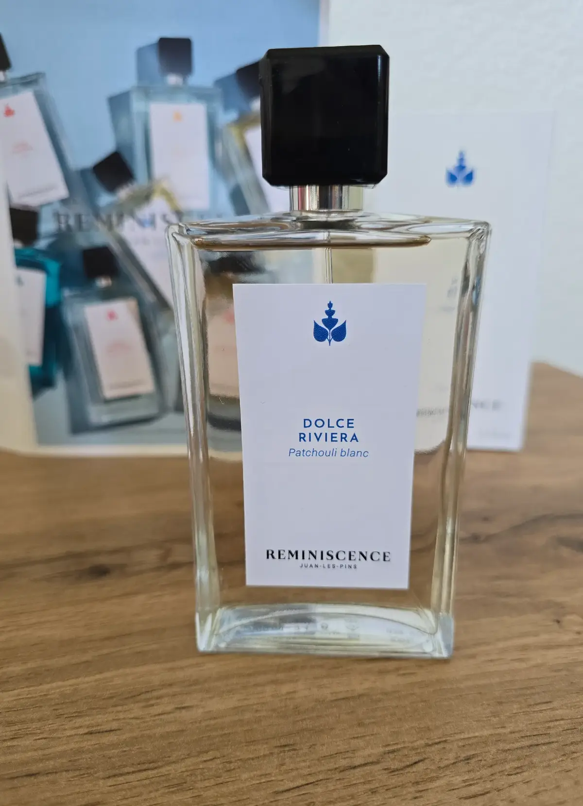 J'ai reçu ce parfum gratuitement et, après l'avoir testé, je le trouve original.  Le parfum Dolce Riviera de Reminiscence patchouli blanc. Un parfum qui sort de l'ordinaire, j'aime beaucoup. L'équilibre des notes est parfait, un mélange de patchouli, de bois de santal et de musc blanc qui laisse une odeur fraîche et envoûtante. Il a une bonne tenue, au top ! Merci @reminiscence_official  @sampleo_france 🤍 #ReminiscenceParfums #ParfumsDeNiche #LeRem #FleurDeDelice #DolceRiviera 