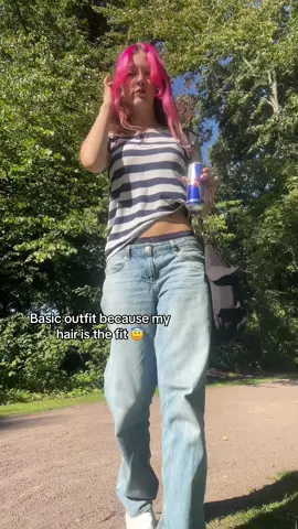 Jag borde lowk lära mig styla hår dock 😢 tandemkampen är banger oxå man får gratis Redbull ju 😇 #gbg #OOTD #outfitcheck #pinkpantheress 