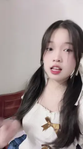 Style của cô ấy bánh bèo nhưng cổ lại đi xe côn :3
