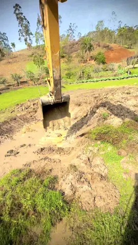 Limpeza de bebedouro para o gado #caterpillar 