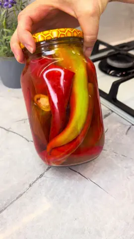 Маринованный острый перец 🌶 — яркий, сладко-кислый и хрустящий в ароматном яблочно-уксусном сиропе 🍎Он универсален: отлично идёт к мясу, рыбе, сырам, бутербродам и картофелю  , а ещё смело добавляйте его при приготовлении — в салаты, соусы, пасту, рагу, плов, омлеты 🥗 можно есть и просто так 😋. После всей процедуры перец полностью готов через 10 дней . Мой муж Андрей этот перец обожает  — уверена  и вы оцените! Хранить можно при комнатной температуре всю зиму 🫙❄️ Ингредиенты: (на банку объёмом 1 литр) Острый перец — примерно 400 г (сколько войдёт; зависит от размера стручков) 🌶 Сахар — 400 г 🍚 Яблочный уксус 6% — 400 мл 🍎 В моём телеграмм канале ещё больше рецептов и другого контента, ссылка в шапке профиля. Или наберите в поиске телеграмм: Алёнка Краснодар  Подписывайтесь и будем готовить вместе👩‍🍳#рецепт 