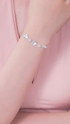 LT0436 – Lắc tay cỏ bốn lá tam hoa cánh tim nạm đá. Một chút tinh khôi, một chút dịu dàng, lắc tay cỏ bốn lá sáng lấp lánh như lời chúc tốt lành luôn bên bạn ✨💚🍀 #lactaybactlee #daychuyenbactlee #trangsuc #khuyentaibactlee #tleejewelry 