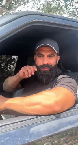 صاحبنا شواربو تلزيق 🤣