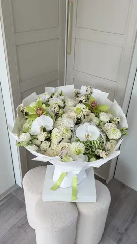 Custom sage green and white rose mix bouquet  #fyp #giftideas #rosebouquet ##londonflorist##onlineflorist