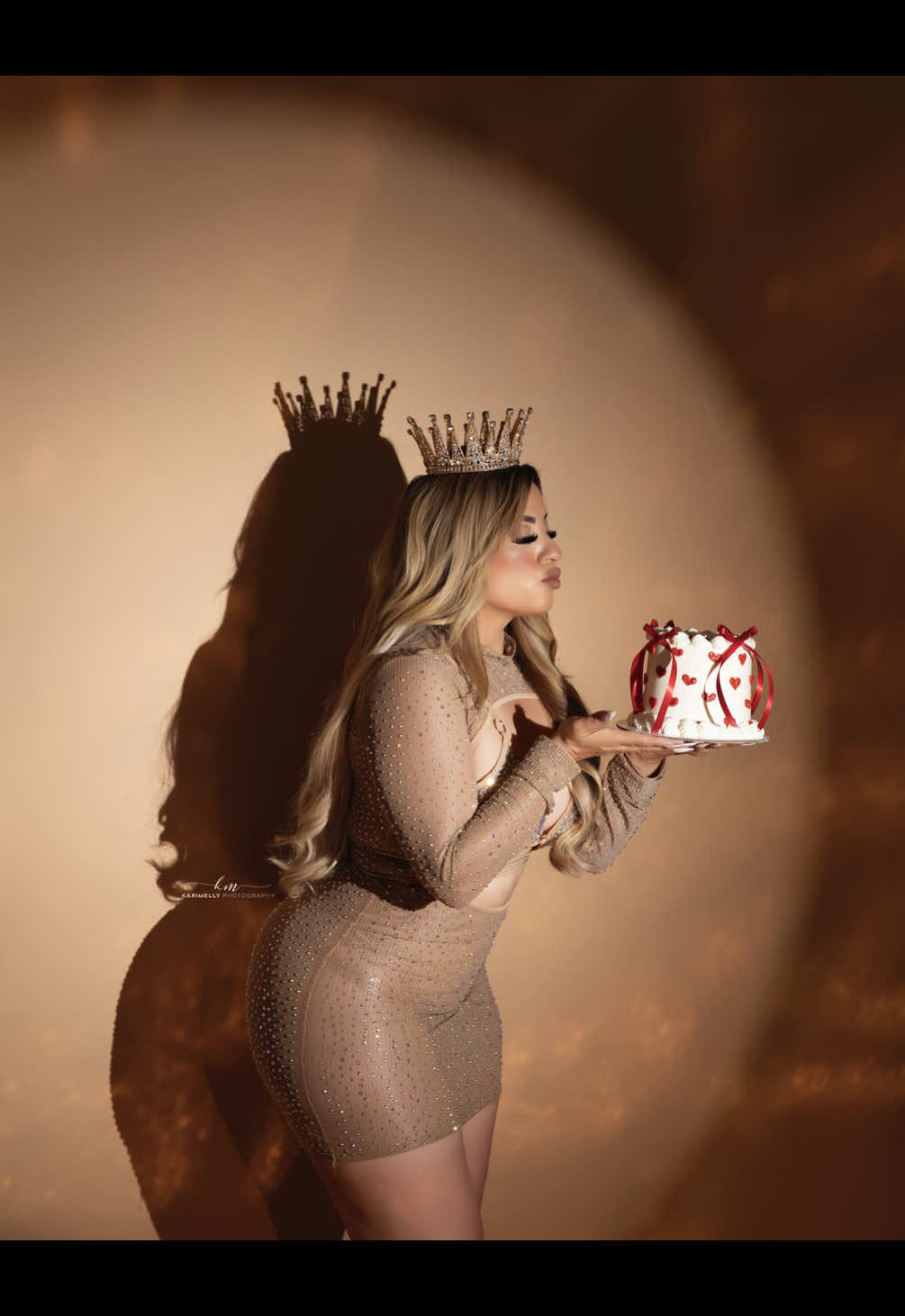 ✨Shine in the spotlight on your special day💋👑it’s your time to sparkle in a glam session! For info & bookings, DM me📩 #BirthdayPhotoshoot #GlamSession #BirthdayQueen #SpotlightOnYou #GlamAndGlow 