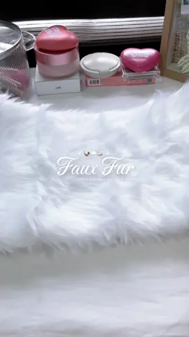 improving my table with this soft and quality faux fur cover! 💗🎀 #fauxfur #furcarpet #tiktokaffiliate #background #backdrop 