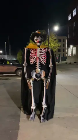 Make sure you walking skeleton looks empty #halloween2025 #halloweencostume #walkingskeleton #cosplaytutorial 