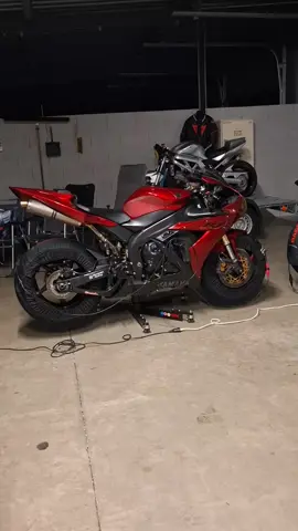 il y a pire comme garage 🥲 #foryou #pourtoi #moto #piste #circuit 