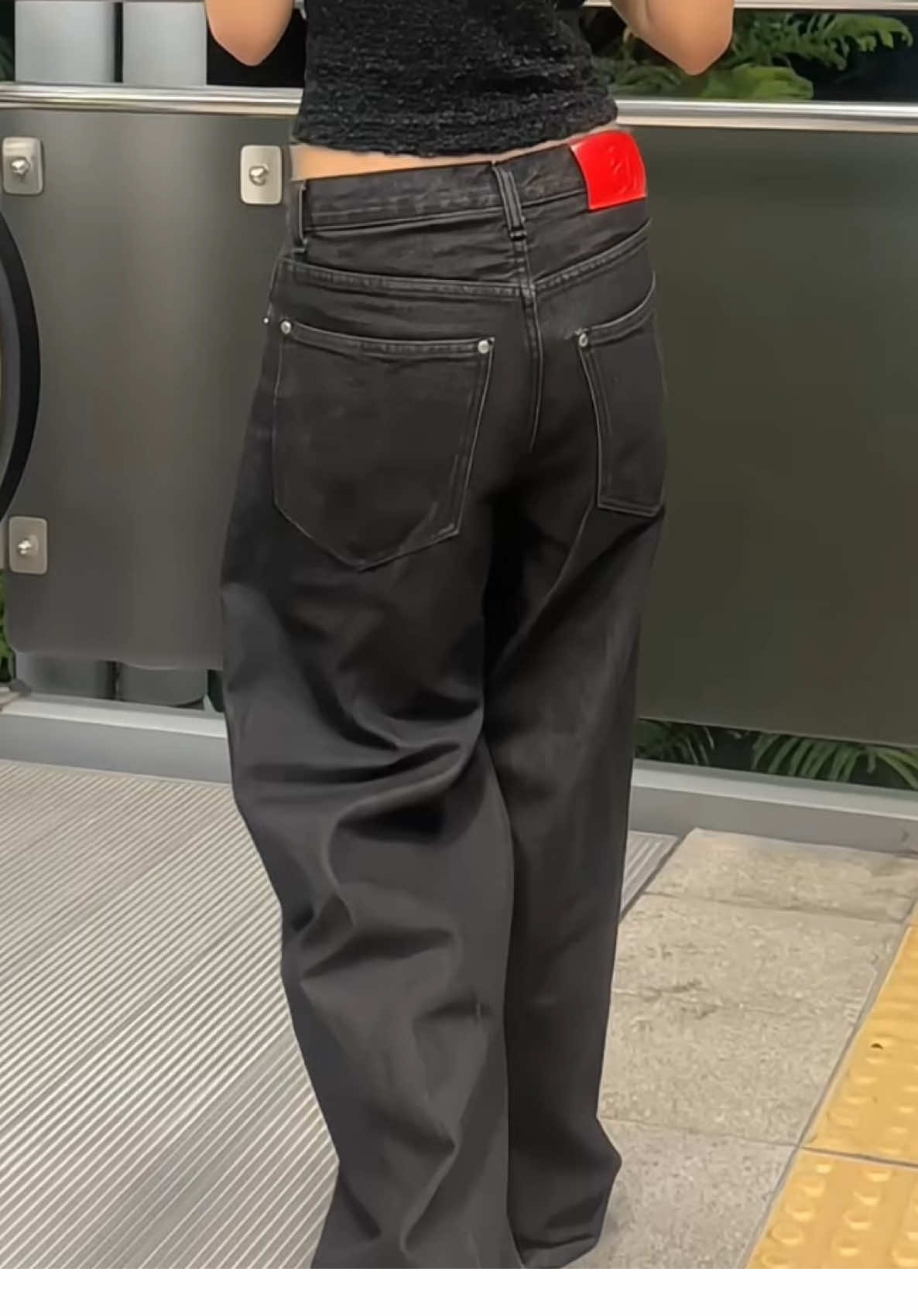 ยีนส์รุ่นฮอตฮิตใครใส่ก็จึ้ง! 🔥 สีดำไซส์ S หมดแล้วค่า M และ L ก็จะตามไปเร็วๆ นี้ รีบคว้าก่อน sold out น้า!