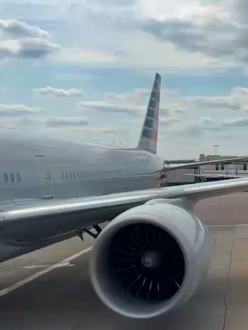 push back American airlines aircraft  have a safe journey LHR Heathrow Airport 🛫 #dailyaviation #aviationlovers #heathrowairport #landinggear #aviationphotography 