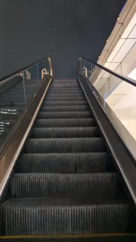 Suasana malam hari view dari eskalator outdoor Central Park Mall, Jakarta Barat #jakarta #citylights  #centralparkmall 