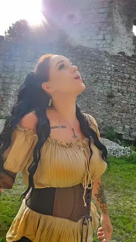 Schönen Abend euch! Hier mal etwas in spanisch für euch🤗 für mich bleibt es weiterhin ein kleiner zungenbrecher 🤭 Heute war ich spontan wieder mal bei meinem Lieblings Drehort gleich um die Ecke an der schönen Burgruine 🥰 #viking #schildmaid #asatru #fyp #shieldmaiden 