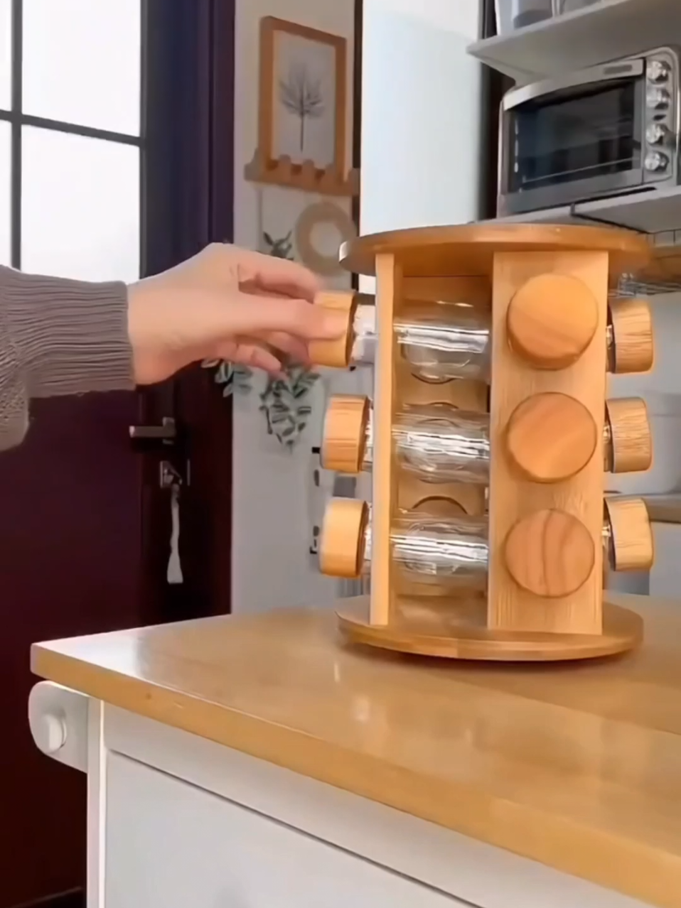 Esse porta-temperos giratório de bambu é a solução dos seus problemas! ✨ Super prático, lindo e ainda dá um up na decoração.#casa #organizadores #achadinhos 