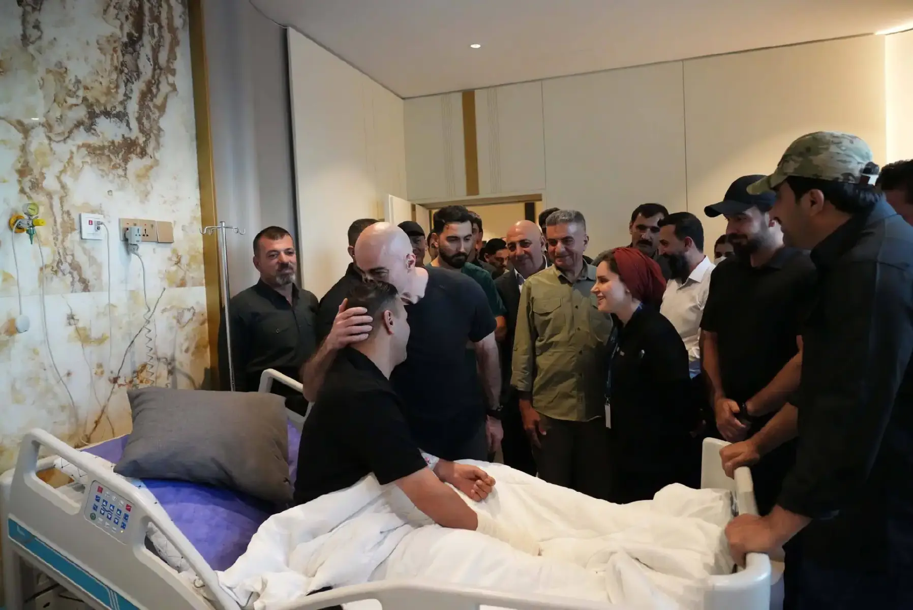 بافڵ جەلال تاڵەبانی بۆ هەواڵپرسین سەردانی کردوون و ماچی سەری یەکێکیان دەکات  ئەمە بریندارانی هێزە ئەمنییە فەرمییەکانی هەرێمی کوردستانن کە بۆ جێبەجێکردنی یاسا لەکاتی رووبەڕووبوونەوەی چەکدارانی 'دووپشک' برینداربوون.