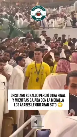 😳🇵🇹 LE GRITAN POR MESSI A CRISTIANO RONALDO TRAS PERDER UNA FINAL Cristiano Ronaldo perdió otra final con el Al-Nassr, esta vez fue en la Supercopa de Arabia Saudita frente a Al-Ahli por penales. 🇸🇦 Tras bajar con la medalla de subcampeón, los árabes le gritaban en la cara 