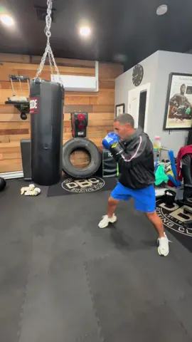 Nicky Demarco getting his work in on the heavy bag. Success is what comes after you stop making excuses. #fyp #boxing #gym #motivation #demarcosboxingclub 