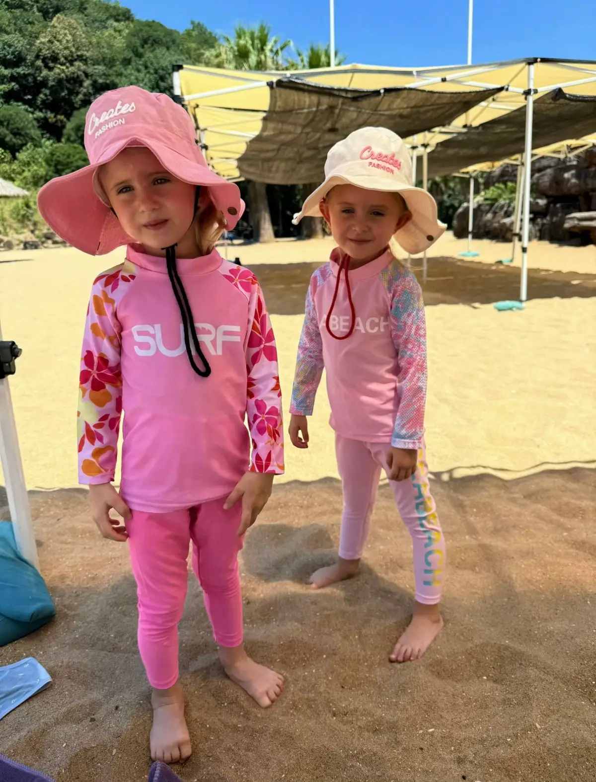 Вот такие тут пляжи🏖️ До моря мы ещё не доехали, а всего в 30ти минутах от центра города, где-то в горах, есть такое место, настоящий оазис) Понимаю, что жаловаться на жару мне не стоит здесь действительно очень жарко, +37, на песок невозможно наступить голыми ногами, вода +29, не особо остужает. Но мы не жалуемся😄