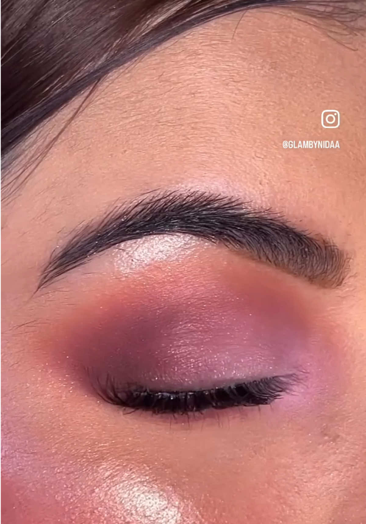 ~wild sunset makeup look~ @hudabeauty rose quartz palette @inglot_cosmetics pure pigment 118 @kisslashes #11 @lawless shape up brow pencil (teddy bear) @narsissist reflecting powder . . #narslightreflectingsettingpowder #hudabeautypalette #hudabeautyrosequartzpalette #rosequartzpalette