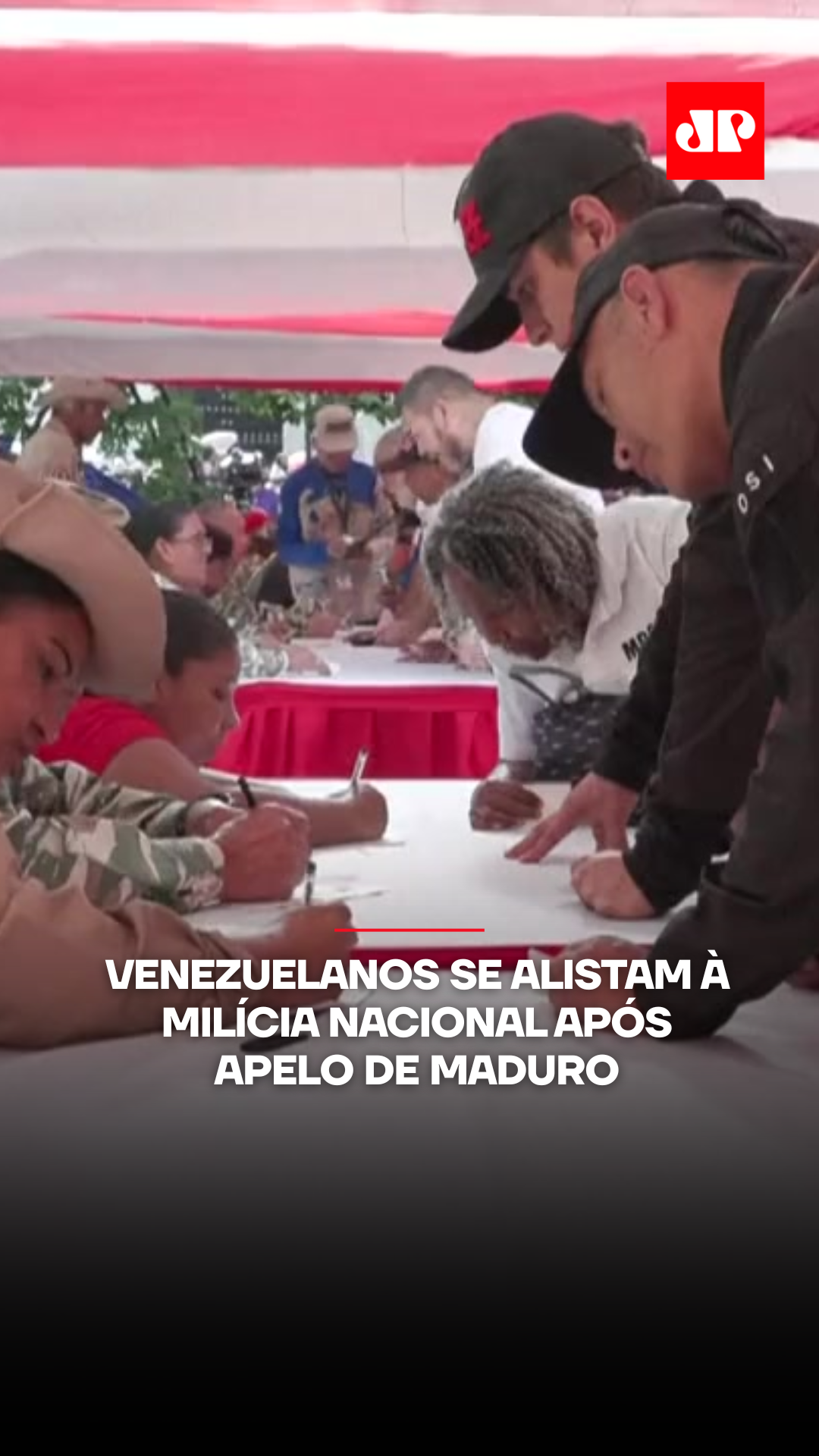 Venezuelanos formam filas em Caracas para se alistar na milícia nacional após convocação de Nicolás Maduro para recrutar 4,5 milhões de camponeses e operários. Segundo Maduro, a mobilização responde à recompensa dos EUA por sua prisão e à presença de navios de guerra americanos na costa venezuelana. Embora dados oficiais indiquem cerca de 5 milhões de membros, analistas acreditam que o número real seja menor. 📺 Confira na JP News e Panflix 🎥 Reprodução: YORMAN MALDONADO AFPTV AFP #JovemPanNews #Política #Venezuela #Trump #Maduro