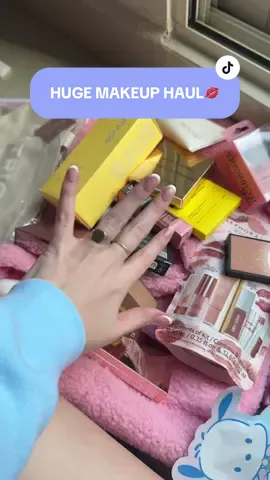 Díganme que producto quieren que esté en el giveaway? 💋 todo es de @drama_keup en insta 🌸💕 #makeup #maquillaje #makeuphaul #unboxing #girly 