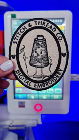 Así suena bordar con total Paz y Tranquilidad. 😌✨ Es el ritmo hipnótico de la máquina y el sonido de cada puntada cayendo en su lugar exacto.✨ ☝️Bordar con esta confianza es el sueño de todos los que iniciamos en este mundo del bordado. Y te aseguro que no es un sueño lejano.  La clave está en dominar lo que yo llamo 