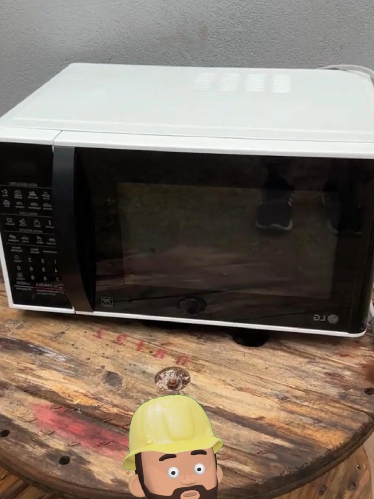 Ne paie plus de réparateur ! Répare ton micro-ondes en 1 minute#astucetiktok #diyfrance #astucebrico #tutofrance #hackbricolage #reparationfacile #reparation #AstuceBrico #TutoRapide #france #DIY #bricolagemaison