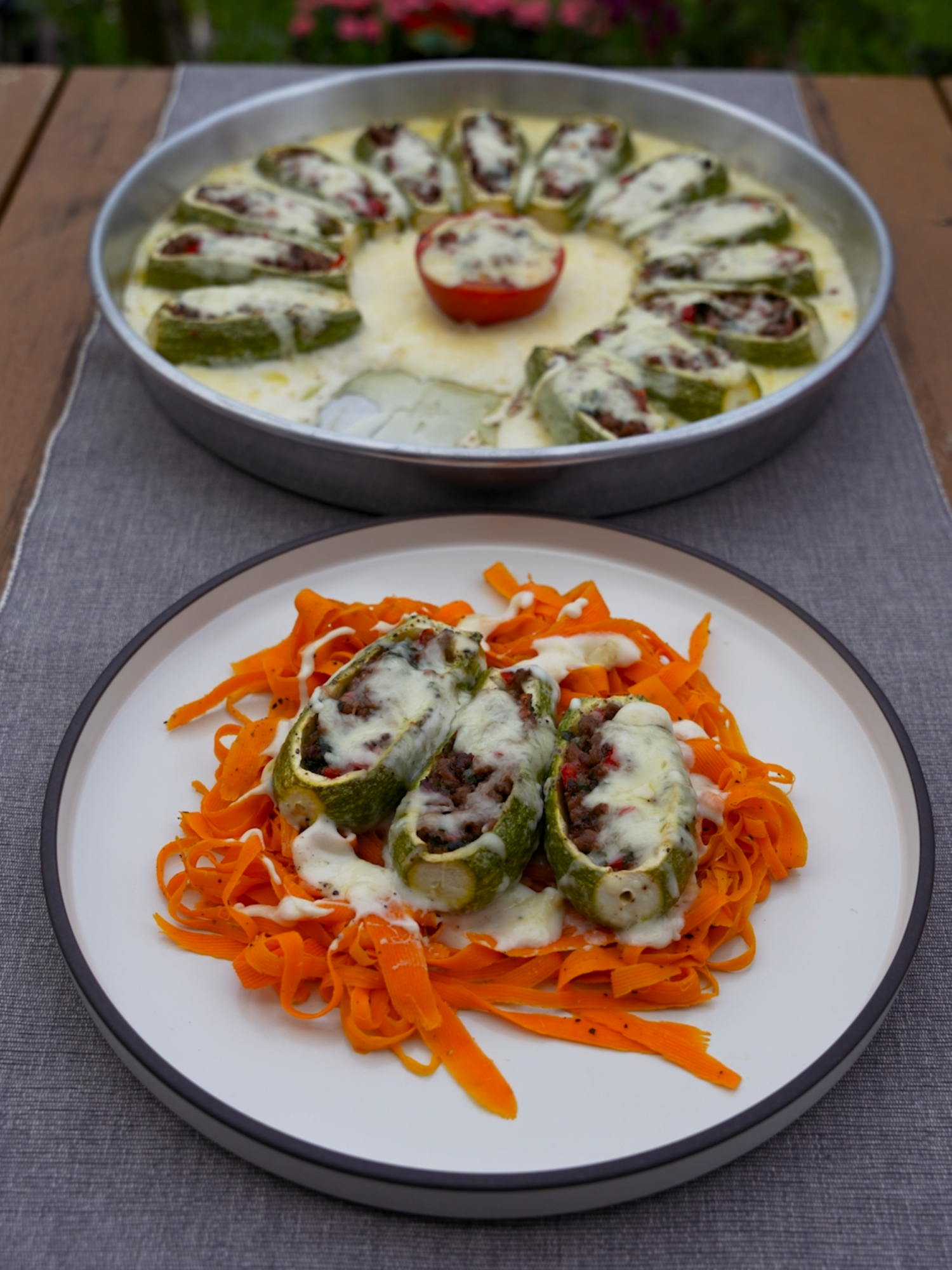 Heute haben wir mit Mini-Zucchini im Ofen gebackene Zucchini Dolma in Bootform zubereitet, mit Bechamelsauce und Hackfleisch, serviert auf einem Bett aus Karottenspaghetti. Ein echter Hingucker und genau das Richtige, wenn man mal etwas Besonderes für Gäste machen will 😋 Today we made oven-baked zucchini dolma using mini zucchinis, with béchamel sauce, ground meat and served on a bed of carrot spaghetti. A real eye-catcher and just the thing when you want to serve something special for guests 😋 Bugün mini kabaklarla beşamel soslu, kıymalı, havuç spagetti yatağında sunduğumuz gösterişli, tam bir davet sofrasına yakışır, bir o kadar da lezzetli kayık şeklinde fırında kabak dolmaları yaptık 😋 #kabak #zucchini #dolma #sarma #food