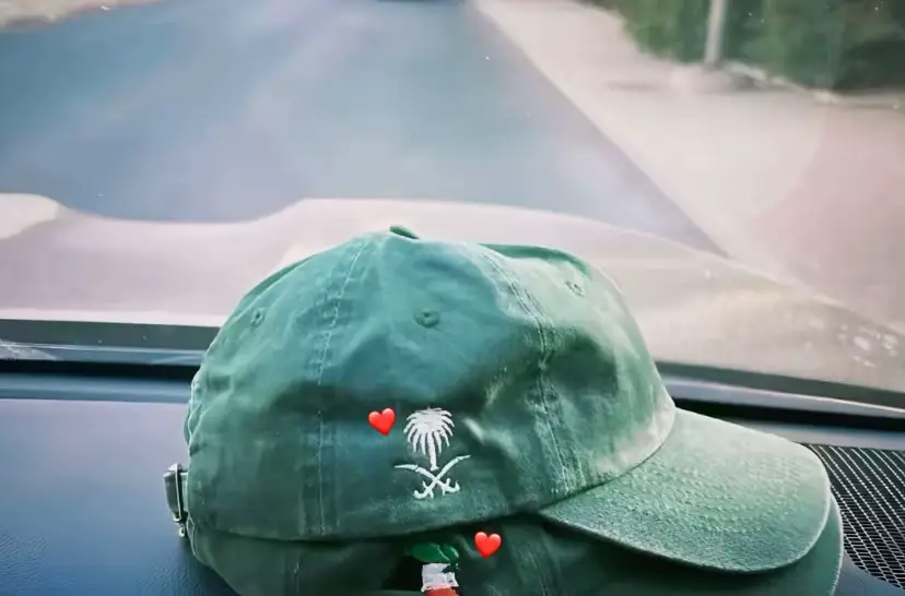 يمكن ما قد زرت الكويت ولا عشت تفاصيلها بس حبي لها ما يحتاج سبب ولا مبرر احبها لان مجرد اسمها يزرع فيني راحه وطمأنينه احبها لان فيها طيبه واصاله نشوفها بعيون اهلها وافعالهم الكويت بالنسبه لي مو مكان زرته الكويت شعور يسكن داخلي وطن احسه قريب حتى لو ما شلتني ارضه مو حبي لاحد خلاني احبها ولا موقف مر علي خلاها غاليه حبي للكويت نابع من احساس صادق ومن قلب يشوفها مميزه بين كل الاوطان يمكن الناس يستغربون لكن بعض الاماكن تنحب بروحك قبل ما تشوفها بعينك وهذي الكويت بالنسبه لي وطن بقلبي قبل لا تكون على ارض الواقع 💐 #ksa #kwt 