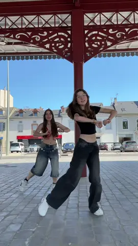 Premier tournage pour nv crew ! Et nouveau tik tok avec Vivi et Laura #fyp #nvcrew #dance #crew @vivi.65.0 @laulauu 