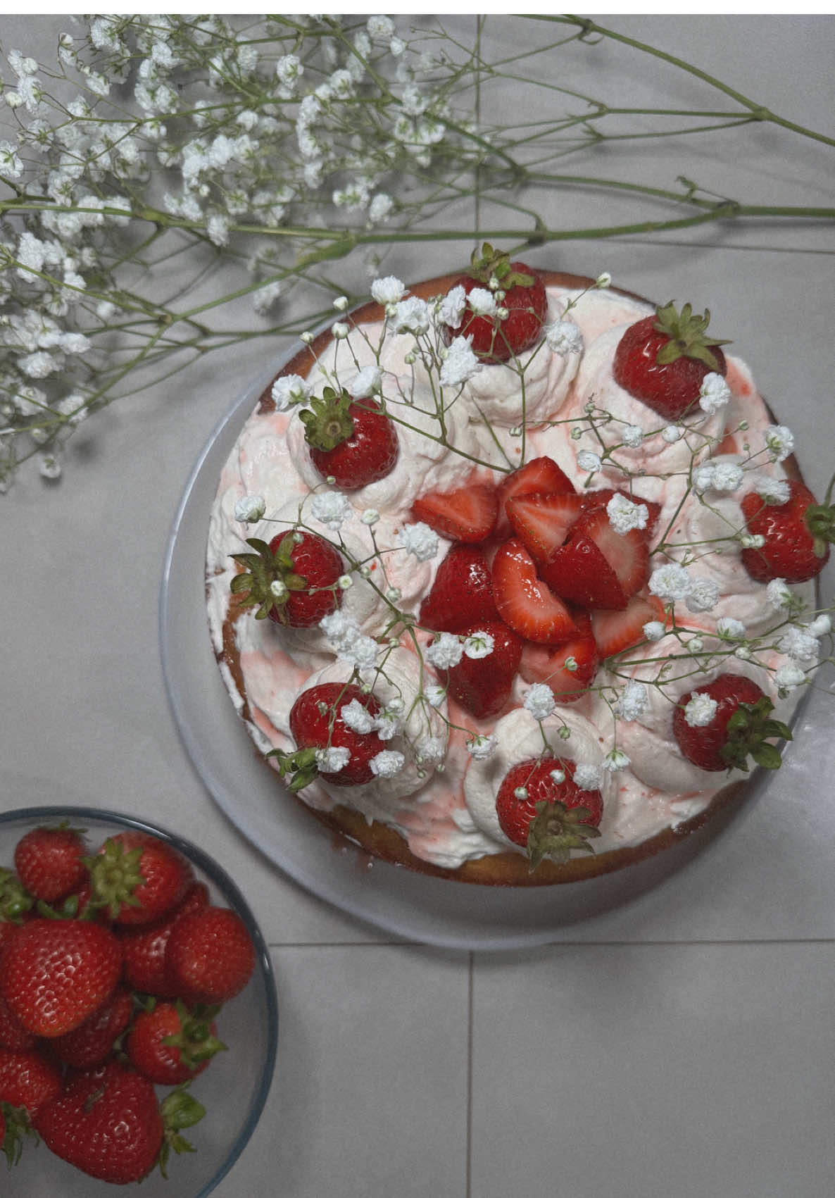 A little slice of heaven 🍰🍓✨ ••••••••••••••••••••••••••••••••••• #baking #fyp #strawberry #strawberrycake 