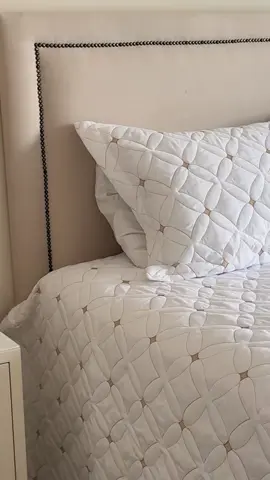 ✨ Transforme seu quarto em um verdadeiro refúgio de conforto! ✨ Nosso cobre-leito 3 peças de 200 fios une elegância e detalhes que fazem toda a diferença no seu décor. 🛏️💛 Não perca! Garanta o seu agora e dê aquele toque sofisticado no seu ambiente. 🛒 Clique e confira! O LINK ESTÁ NA BIO!  #decoraçãodequarto #cobreleito #conforto #detalhesqueencantam #quartoperfeito 