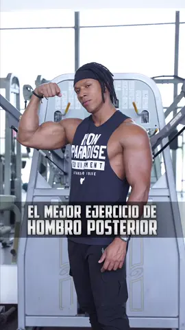 🔥 Este es uno de los mejores ejercicios para trabajar el hombro posterior. Un músculo clave para darle anchura, fuerza y ese look completo a tu espalda. Si quieres unos hombros equilibrados, este no puede faltar en tu rutina. 💪