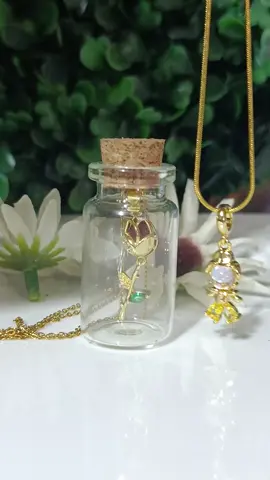 Collar de la Bella y la Bestia  Collar princesa Bella 70Bs  Collar rosa roja 65 Bs  para cualquier reserva o compra envíanos un mensaje al número  69750486