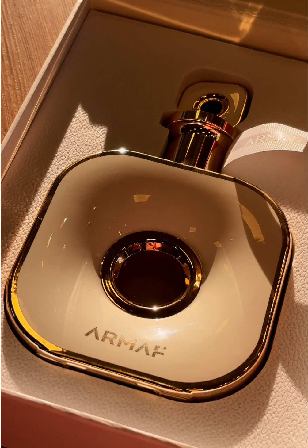 Armaf Infinity Gold é pura sofisticação em forma de fragrância. Um floral amadeirado almiscarado que conquista desde a primeira borrifada. Notas de topo: lavanda, rosa e pera, frescor frutado e delicado. Notas de coração: ylang-ylang e jasmim, um buquê floral envolvente e feminino. Notas de fundo: baunilha, almíscar e musgo, calor, sensualidade e conforto em cada rastro. Com fixação alta e projeção marcante, o Infinity Gold é perfeito para quem deseja ser notada com elegância e deixar sua presença registrada por horas. ✨ #perfume #fragrance #scent #fragranceoftheday #perfumeaddict 