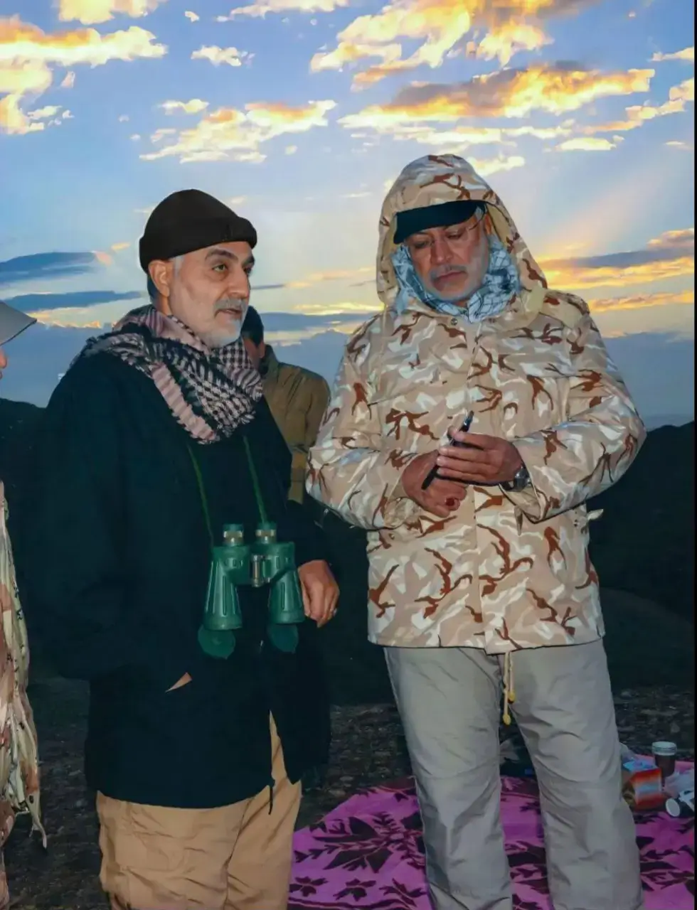 صورة تجمع الحاج ابومهدي والحاج قاسم سليماني في جبال العراق في الشتاء مع طلوع الفجر 🤍. #ابومهدي_المهندس #قاسم_سليماني #قادة_النصر #ذكرى_فتوى_المرجعية #شهدائنا_قادتنا 