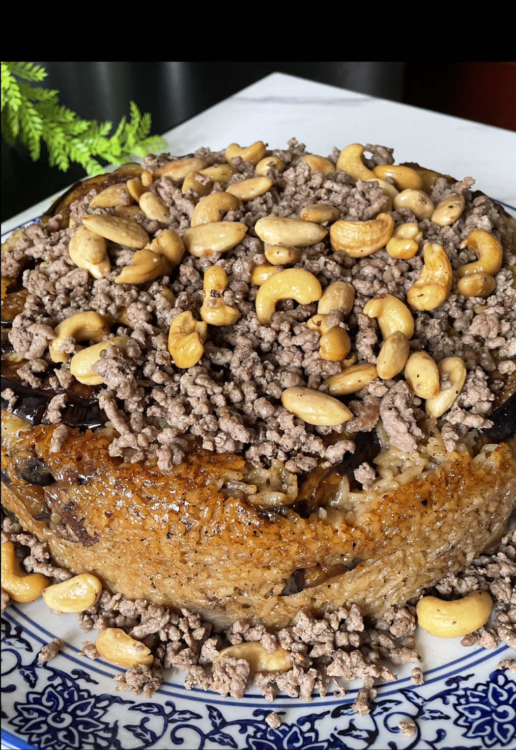 مقلوبة الباذنجان باللحمة 👌🏻 ' 🔹بتمنى دعمكم لي بالاشتراك بقناتي اليوتيوب إذا عجبتكم وصفاتي 🌹 ' 🔸المقادير :- نص كيلو لحمة شقف او لسان العصفور 300 غرام لحمة مفرومة او حسب الرغبة 2 ونص كوب رز صنوايت كيلو ونص باذنجان  سمنة وزيت لقلي الباذنجان فلفل اسود - سبع بهارات - ملح - ورق غار - هيل  - قرنفل - قرفة بصلتيين  - نص حبة جزر - قطعة صغيرة زنجبيل  ملح حسب الرغبة