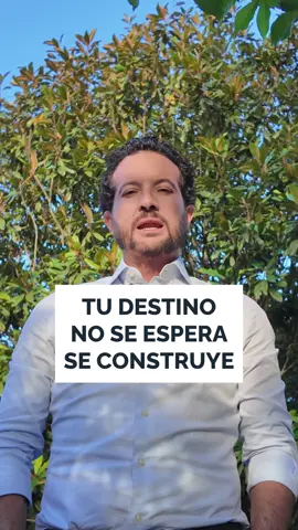¿Alguna vez te has preguntado si eres de los que se rinden o de los que crean su propio destino? La diferencia no está en la suerte, sino en la mentalidad diaria. Los que creen en su destino se despiertan cada mañana con claridad: escriben lo que quieren lograr, definen acciones concretas y asumen la responsabilidad de su vida. Ese cambio de enfoque lo transforma todo: en lugar de excusas, encuentras soluciones; en lugar de límites, ves oportunidades. ¿Hoy estás creando tu destino o esperando que alguien más lo haga por ti?