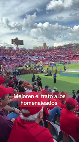 #independientemedellin #azulyrojo #ligabetplay ey no serio, partido 2 de la tarde con este sol tan bravo y lo ponen ahí… no había un palquito???