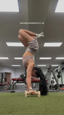 needs work but gotta start somewhere 🙂‍↕️ #handstand #lsit #calisthenics #calisthenicstraining #calisthenicsworkout 