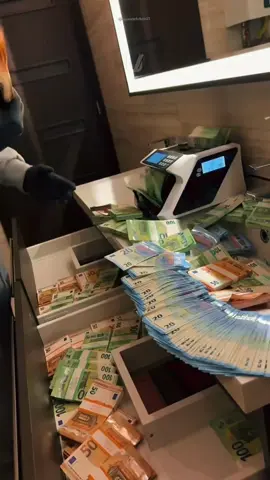 💫🍀💰 Treine sua mente para a RIQUEZA, acostume-se com ela, aceite-a, você merece! #sucesso #riqueza #rich #vaiprofy #mentalidade