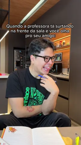 E eles ainda ficam olhando pra vc rir junto 🗣 Já aconteceu com vc?