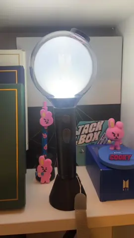 Je l’ai enfin !!!  des mois après .. j’ai craqué 😭😂 #armybomb #bts #army #btsarmy #kpop 