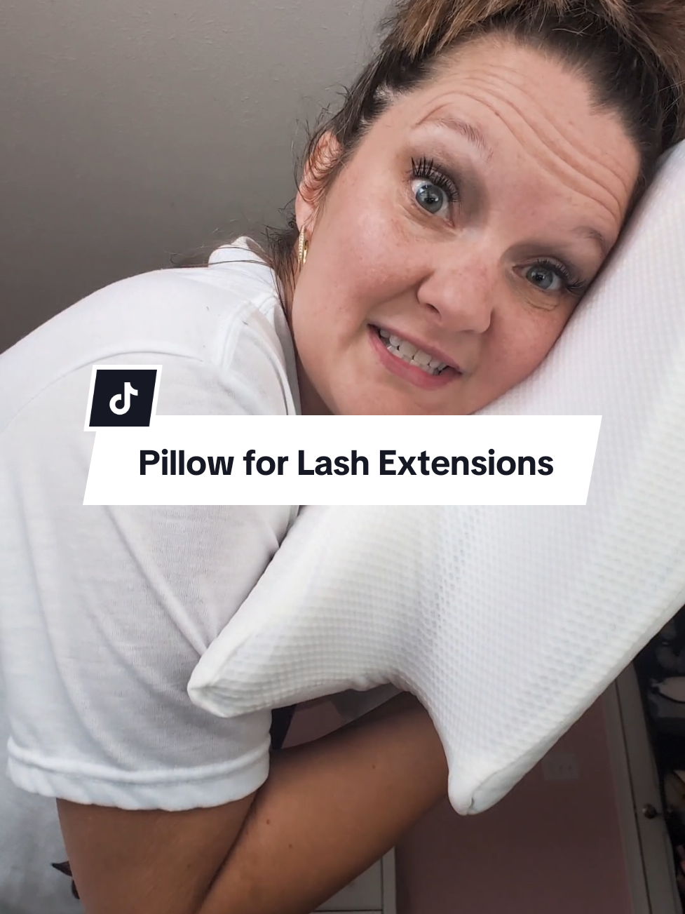 Replying to @zakdkgybk No more ruining my lash extensions due to being a side sleeper! I love this pillow!  #lashes #girlhacks #sleep #pillow #lashextensions 