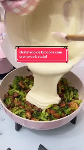 Gratinado de brócolis, frango e creme de batatas!  Usei aqui: 500g de sobrecoxa em cubos (peso já limpa sem a pele) 1 colher de sopa de mostarda  1 colher de sopa de molho shoyu  Pitada de páprica defumada  Pitada de alho em pó  1/2 colher de sobremesa de sal  200g de bacon em cubos  1 colher de manteiga  1 cebola picada  4 dentes de alho  1 cabeça de brócolis cozido al dente 2 batatas médias cozidas  Sal, pimenta do reino e nós moscada ralada a gosto  120ml de leite  150g de cream cheese  200g de mussarela em cubos ou fatiada  1/2pct de parmesão ralado  Modo de fazer no vídeo 🥰 #gratinado #amordecasinha #gratinadodebrócolis #receitas #jantinha  