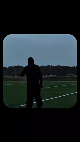 Desistir é fácil. Difícil é continuar quando todos duvidam de você. 💭🔥 . . . #motivação #força #superação #nuncadesista 