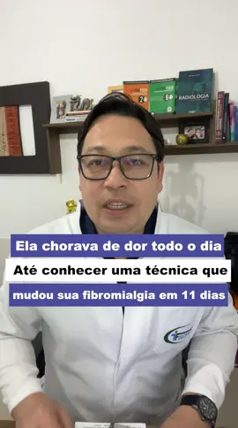 Os alongamentos, as técnicas de respiração diafragma tica e a atividade física ao ar livre podem ajudar a aliviar os sintomas da fibromialgia. Exercícios físicos de baixo impacto, como caminhadas, melhoram a dor, a fadiga, o sono e a qualidade de vida. A respiração profunda e alongamentos também ajudam a reduzir o estresse, a ansiedade e a tensão muscular, contribuindo para um bem-estar geral do paciente.  Exercícios de Alongamento Benefícios: Os alongamentos melhoram a flexibilidade e a amplitude de movimento, combatendo a rigidez muscular característica da fibromialgia.  Recomendação: Realize alongamentos suaves, sem dor, e mantenha cada posição por 20 a 30 segundos, sentindo uma tensão suportável, não dolorosa.  Técnicas de Respiração Diafragmática Como funciona: A respiração diafragmática ajuda a oxigenar o corpo e pode ser eficaz para reduzir a sensação de aperto no peito e aliviar a falta de ar.  Benefícios: Além de melhorar a respiração, a prática pode reduzir o estresse e a ansiedade, que são fatores que agravam os sintomas da fibromialgia.  Atividade Física ao Ar Livre Tipos de atividades: Caminhadas leves, yoga ou mesmo exercícios aeróbicos de baixa intensidade são excelentes para os portadores de fibromialgia.  Vantagens: A atividade física regular aumenta a circulação sanguínea, o que ajuda a nutrir os músculos, melhora a função das articulações e libera substâncias como endorfinas, que promovem uma sensação de bem-estar e reduzem a dor.  Importante: Comece devagar: Inicie com atividades de baixo impacto e intensidade leve, permitindo que o corpo se adapte gradualmente ao movimento.  Acompanhamento médico: Consulte um médico ou fisioterapeuta para obter orientação sobre o tipo de exercício mais adequado para o seu caso e para garantir que você inicie qualquer tratamento com segurança. #fibromialgia #dor #dorcronica #dornocorpo #dormuscular   