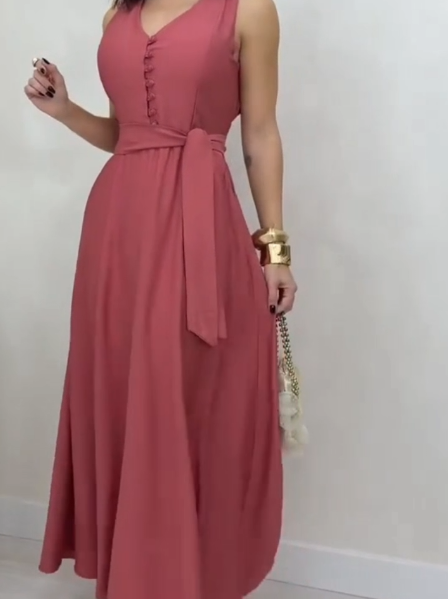 ✨ Sofisticação e leveza em cada detalhe ✨ Esse vestido longo é a escolha perfeita para quem busca elegância e conforto em qualquer ocasião. Com modelagem fluida, botões delicados e amarração na cintura, ele valoriza a silhueta e traz um toque de charme atemporal. Combine com acessórios minimalistas ou mais ousados e esteja pronta para arrasar! #VestidoLongo #ModaFeminina #LookElegante #EstiloComfy #LookDoDia 