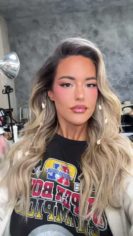 Back in the glam chair 💓 #runwaymodel 