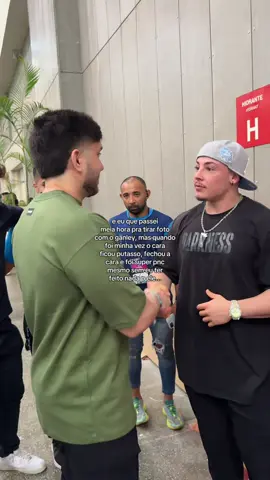 Irmao, fiquei super constrangido com a situação, mas de verdade, eu vim pra tirar foto com voce como fã, pelo o que você se tornou, pelo cara que voce é, e fui super mal tratado... você fechou semblante sorridente na hora, não precisa disso, acho que eu ia fazer vendo se desfazendo de você mas eu tava la admirando seu trabalho, se fosse pra te difamar eu tinha ido pra casa ia tirar foto pra que? até por que não sou ninguem perto de você, ainda falou que via meus  videos quando eu sai, podia fazer um video aqui te xingando por ter tratado um fã assim, mas venho aqui te enaltecer irmão, parabéns por tudo que fez , mas você não precisava disso! Foi super desnecessario e constragedor até por que em momento ALGUM falei mal de você aqui ou contei mentira. Mas é isso, cada um sabe o que faz, Tmj @Ganley