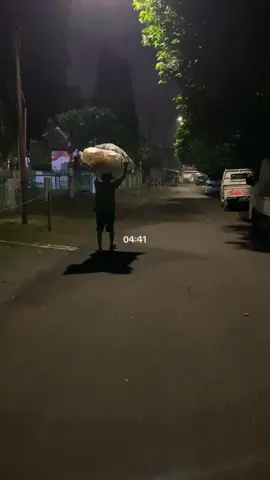 فَاذْكُرُوْنِيْٓ اَذْكُرْكُمْ وَاشْكُرُوْا لِيْ وَلَا تَكْفُرُوْنِࣖ Maka, ingatlah kepada-Ku, Aku pun akan ingat kepadamu. Bersyukurlah kepada-Ku dan janganlah kamu ingkar kepada-Ku. ( Q.S Al-Baqarah : 152 ) #subuh #quranrecitation #mentahan #vibes #foryou 